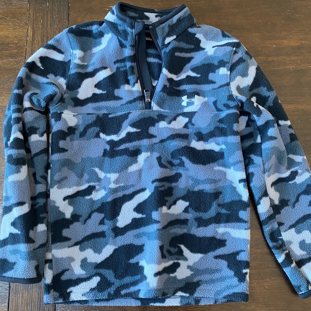Under armor pull over fleece boys, size 7